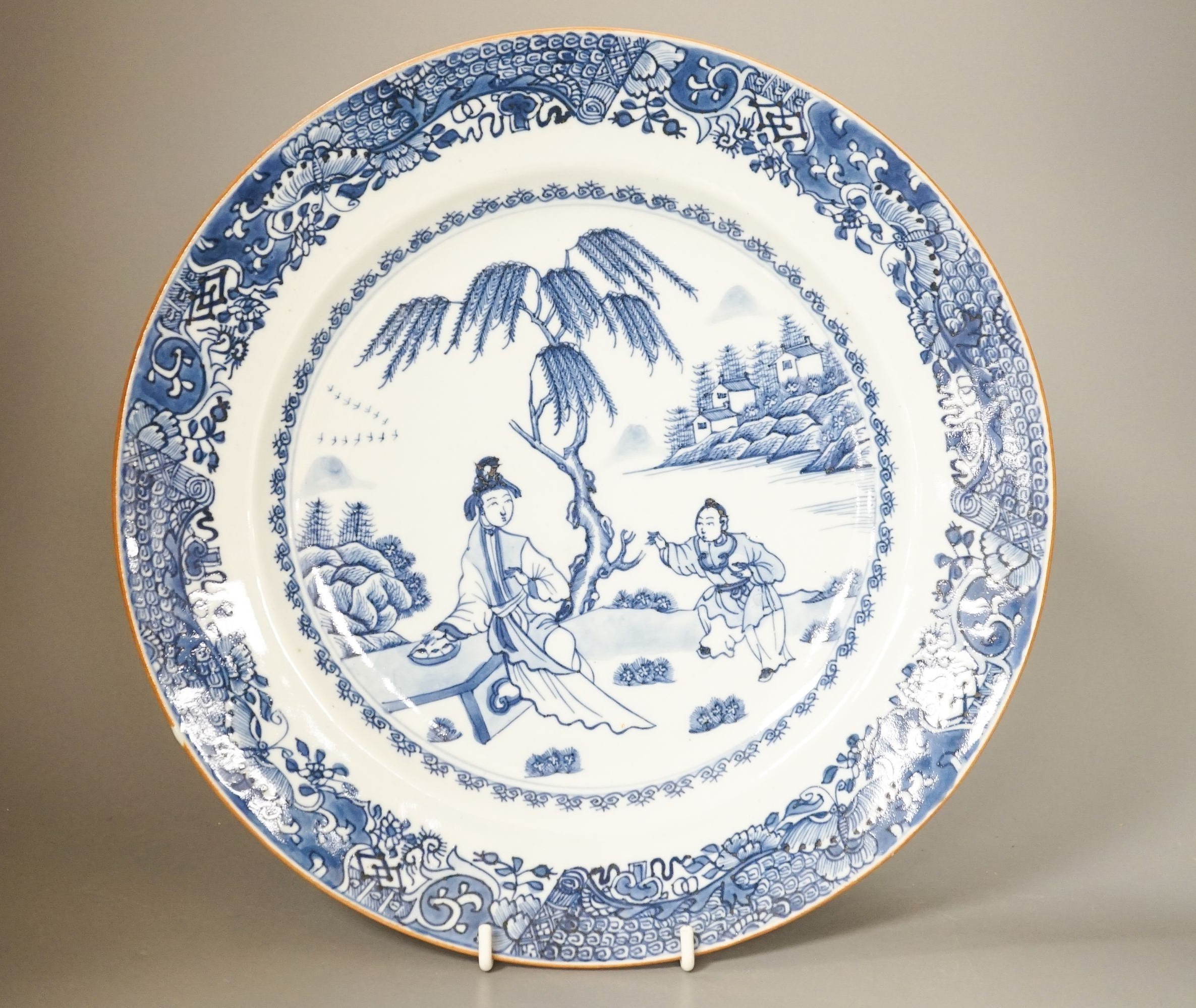 A Chinese blue and white dish, Qianlong period, 28 cm